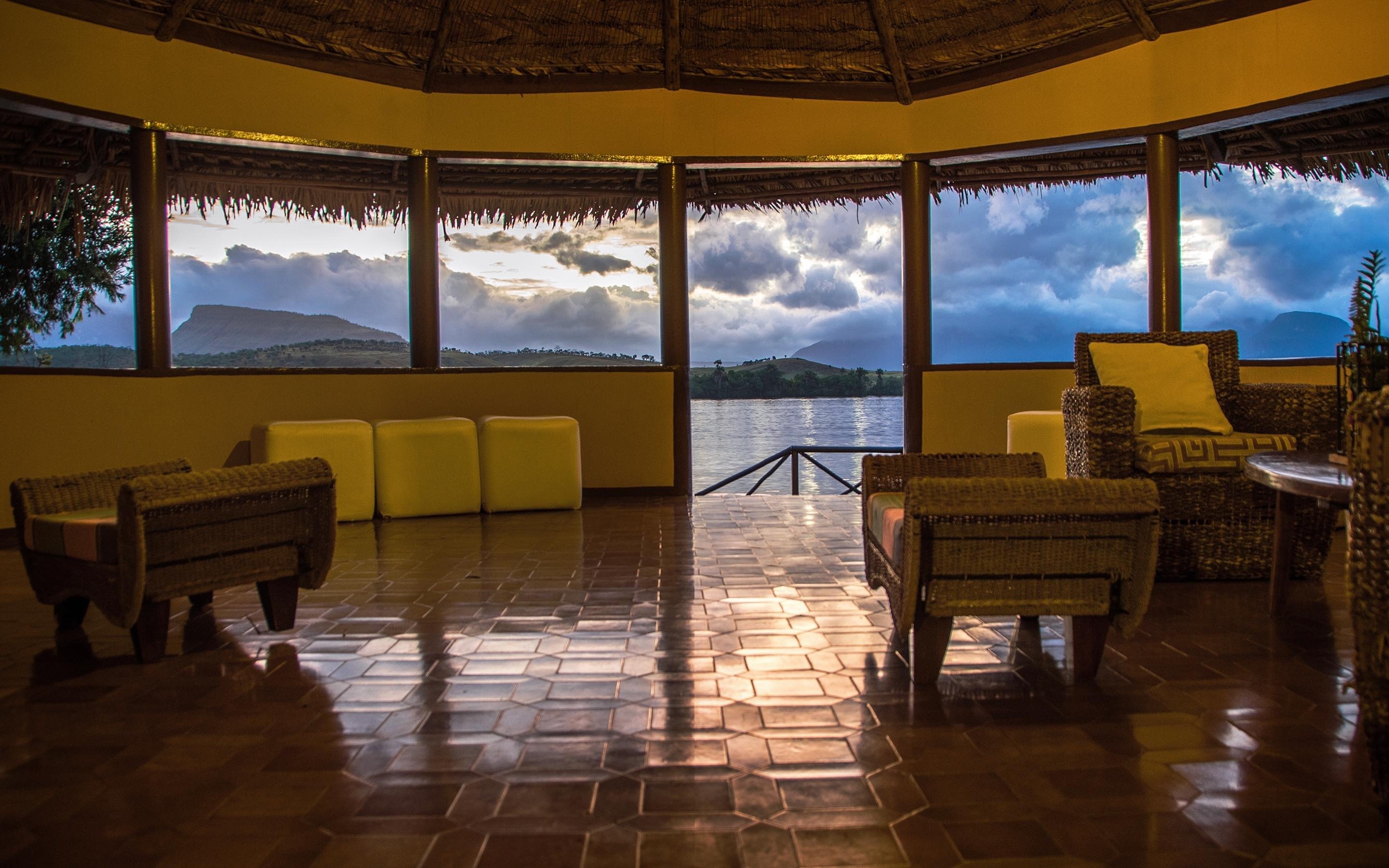 Salón circular de día con butacas y vista a la laguna y los tepuyes