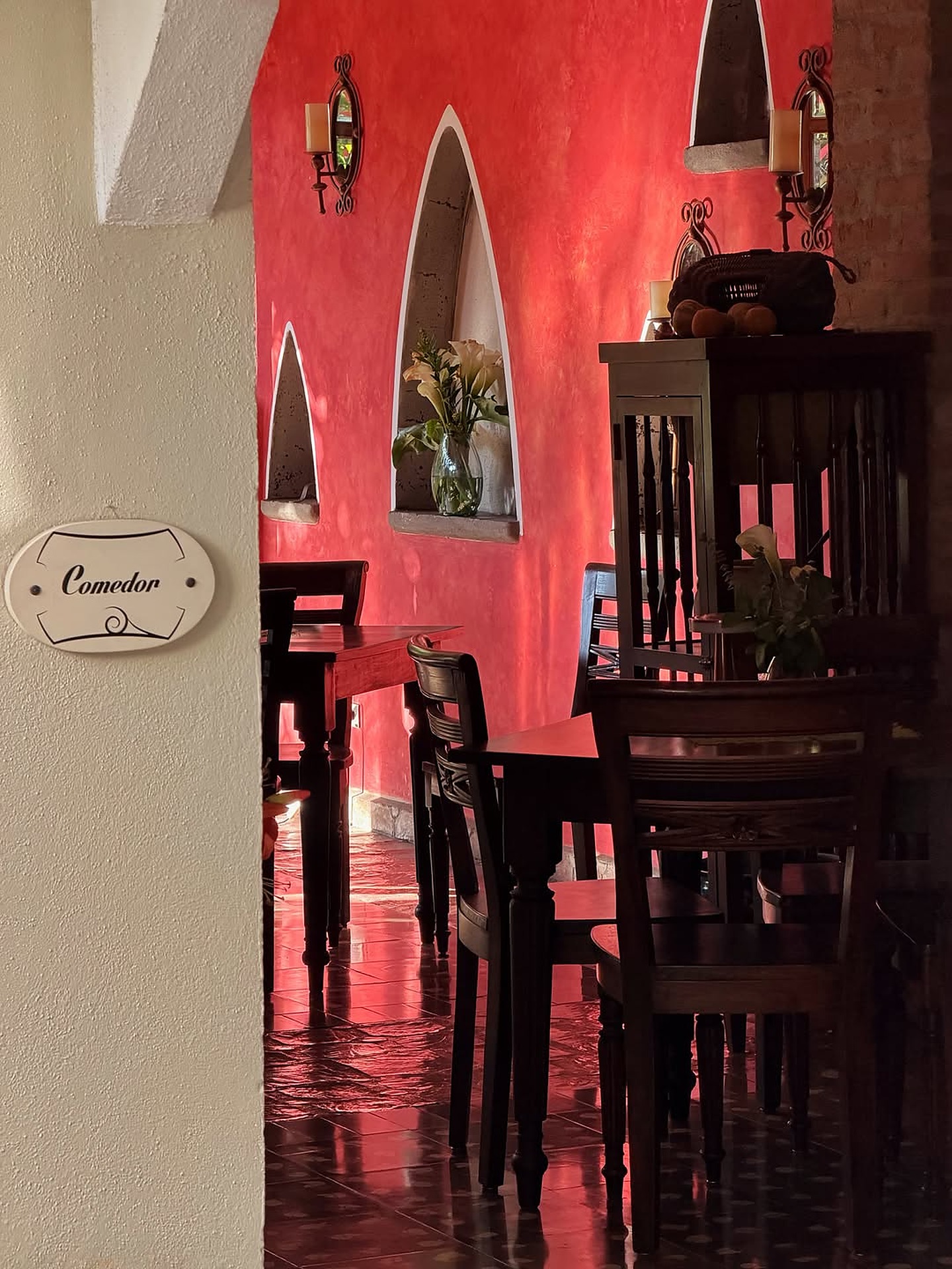 Comedor rojo con nichos en arco