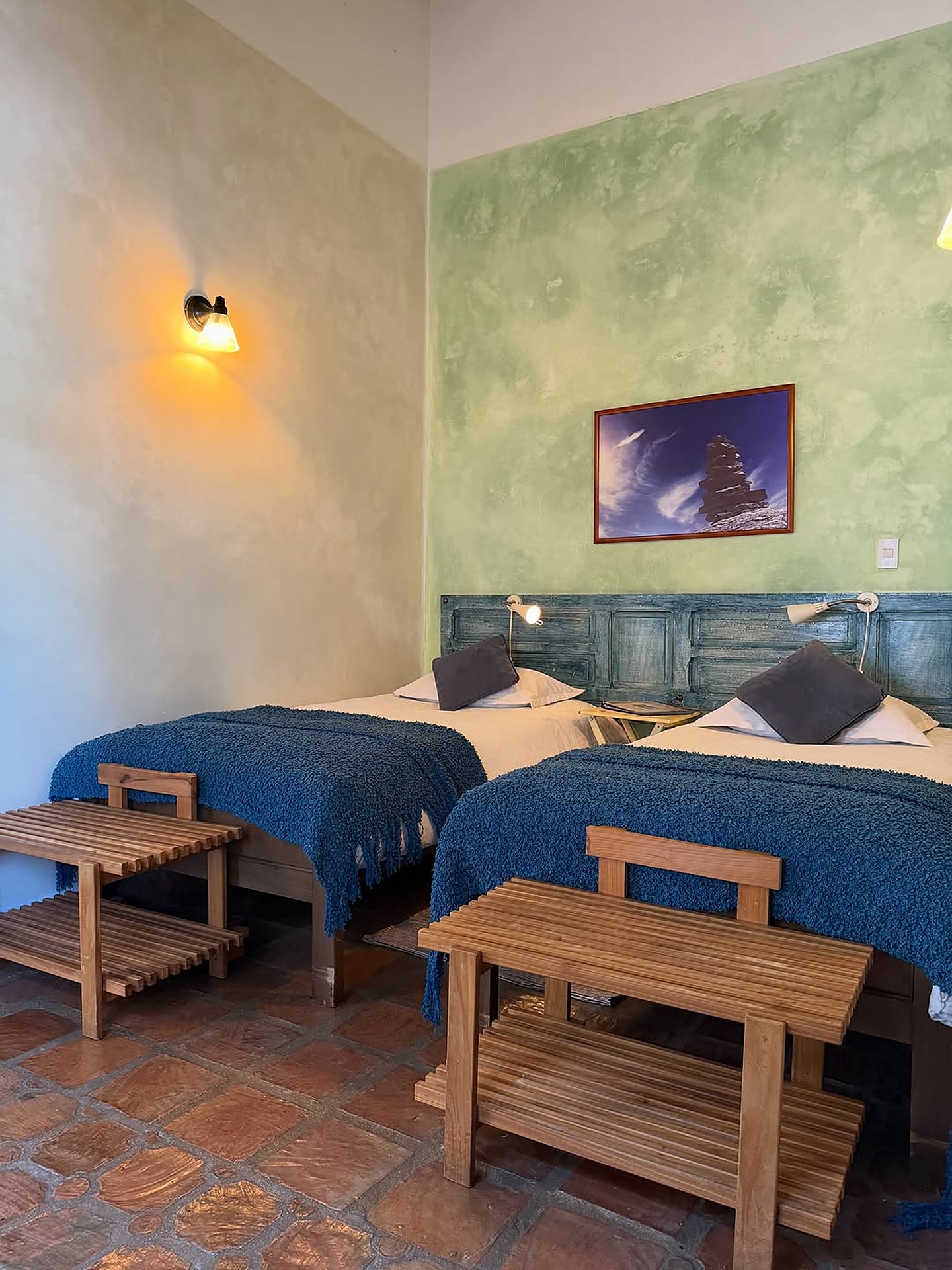 Habitación con dos camas y bancos de madera