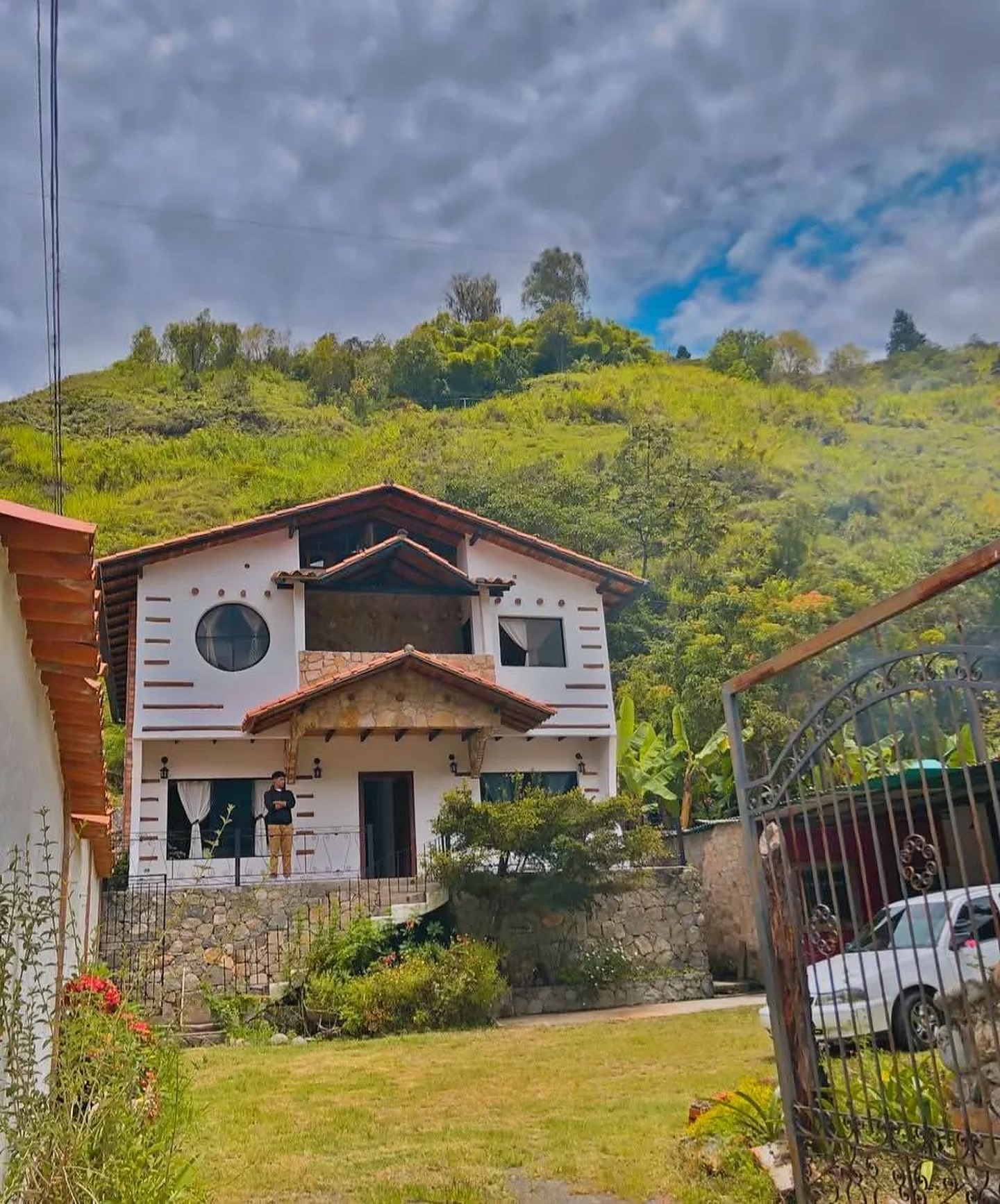 La cabaña principal en la ladera verde