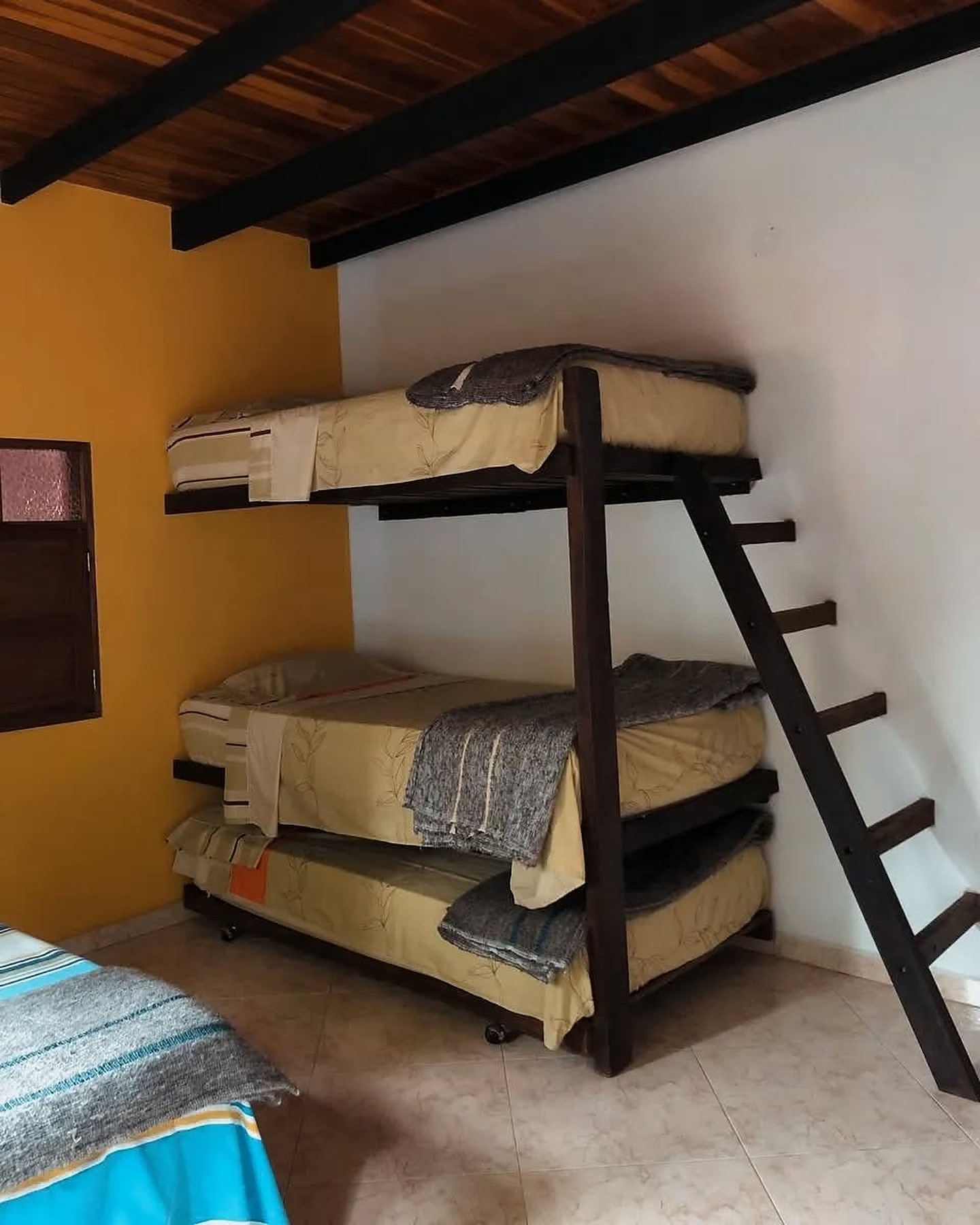 Habitación con literas y cama nido para grupos