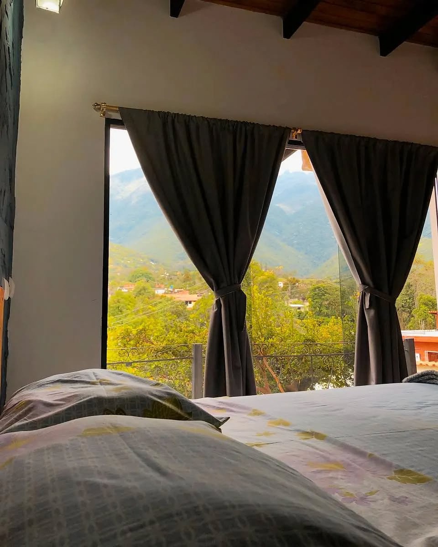 Habitación con ventanal hacia el valle