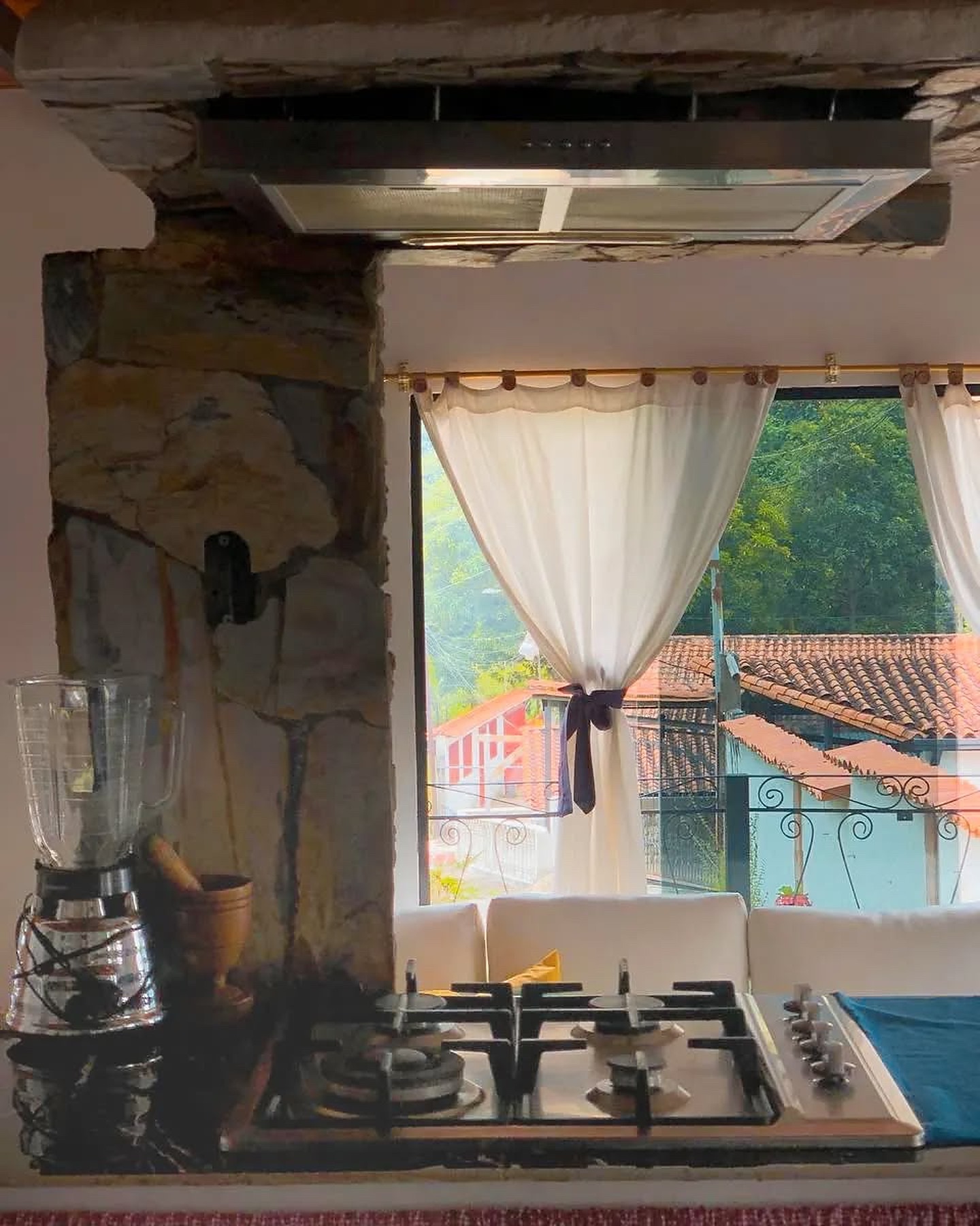 Cocina equipada con ventana hacia el pueblo