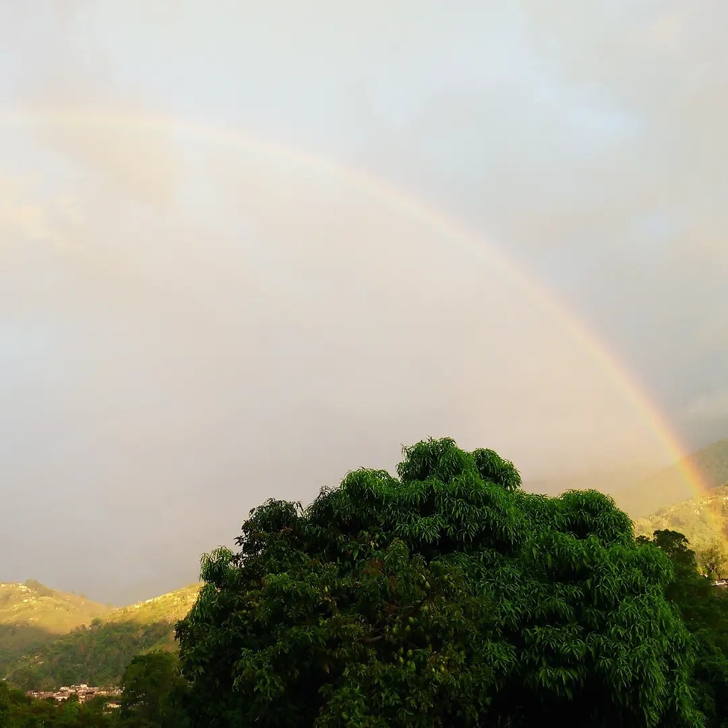 Arcoíris sobre el valle