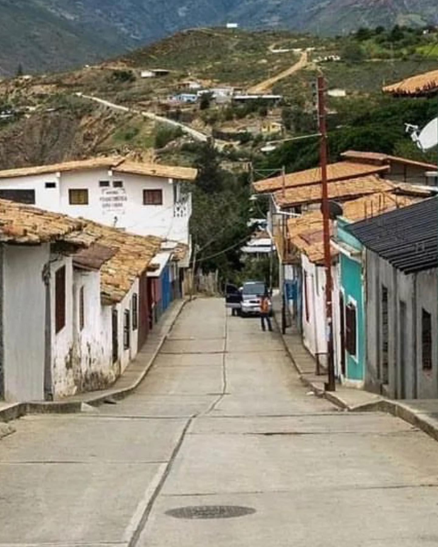 Calle del pueblo de Los Llanitos de Tabay
